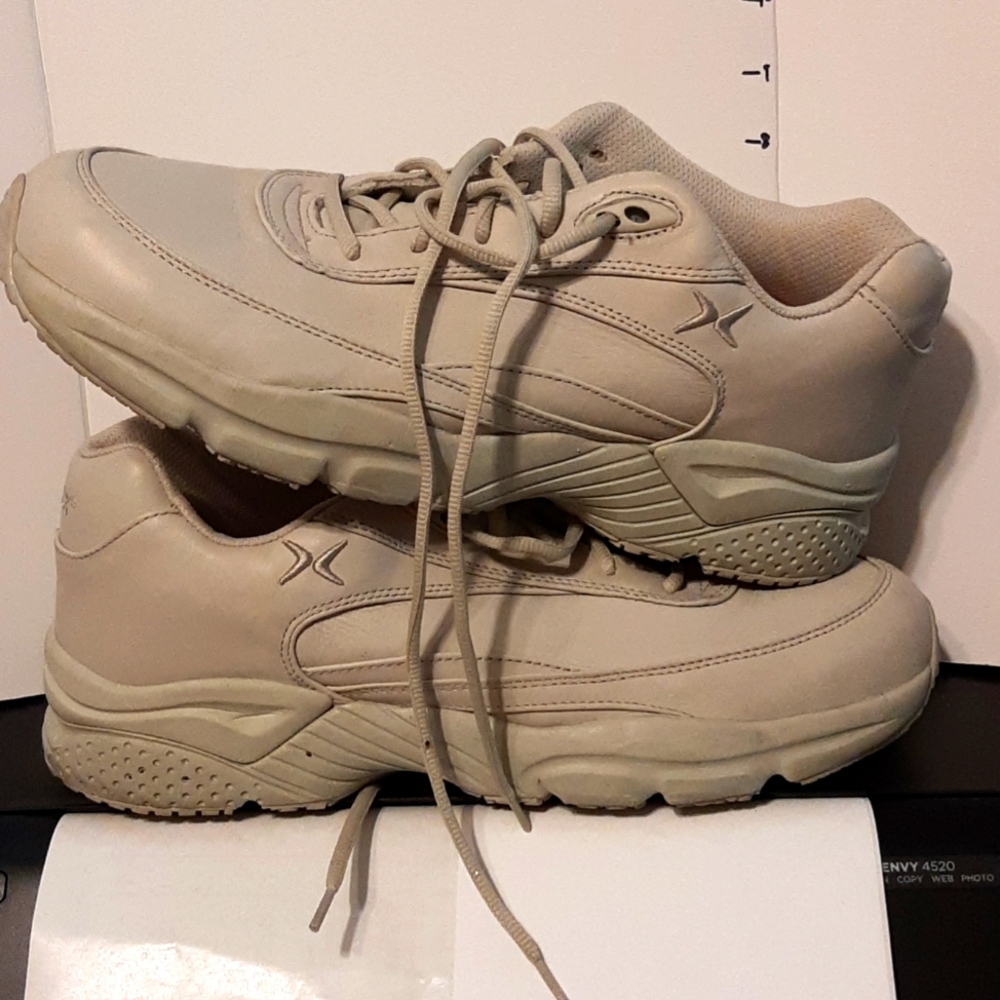 Women's walking shoe